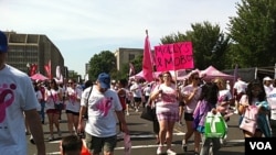 Ribuan peserta mengikuti lari 5 kilometer "Race for the Cure" di pusat kota Washington, DC (4/6).