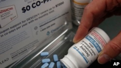 El farmacéutico Clint Hopkins muestra el medicamento para la prevención del VIH Descovy, en la farmacia de Pucci en Sacramento, California, el lunes 7 de octubre de 2019. 