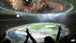 Les supporters italiens joyeux après la victoire de l'Italie contre la France en finale de la Coupe du monde de football au Stade olympique de Berlin, le 9 juillet 2006.