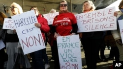 Manifestantes portan carteles que dicen "No al acoso" y "En Francia hay una violación cada 8 minutos" y “Juntas rompamos el silencio", durante una manifestación en Marsella, sur de Francia, el domingo 29 de octubre de 2017. 
