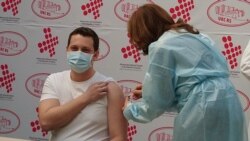 Branislav Zeljković, direktor Instituta za javno zdravstvo Republike Srpske, prima rusku vakcinu Sputnik 5 u Banjaluci, 12. februar 2021.