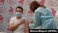 Branislav Zeljković, direktor Instituta za javno zdravstvo Republike Srpske, prima rusku vakcinu Sputnik 5 u Banjaluci, 12. februar 2021.