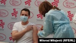 Arhiv - Branislav Zeljković prima vakcinu protiv Covida
