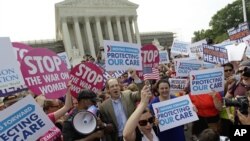 Partidarios de la ley de Salud celebran en las afueras de la Corte Suprema donde el tribunal falló a favor de sostener el seguro de Salud obligatorio.