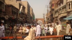 د قيصه خوانۍ دچاودنې د قربانيانو د ثواب دپاره دسړک په مينځ تلاوت کيږي