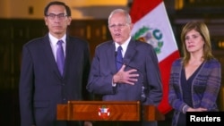 El presidente de Perú, Pedro Pablo Kuczynski (centro) acompañado de sus vicepresidentes Martin Vizcarra (izquierda) y Mercedes Araoz, habló a la nación desde el palacio de Gobiernno en Lima, el miércoles, 20 de diciembre de 2017.