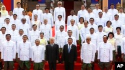 From left in front row, Minister of Interior Ministry Sar Kheng, Prime Minister Hun Sen, National Assembly President Heng Samrin, King Norodom Sihamoni, Senate PresidentSay Chhum, Minister of Royal Palace Kong Sam Ol, and lawmaker Tea Banh pose with the n