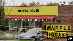 La policía acordonó el restaurante Waffle House en Nashville, Tennessee, donde el domingo, 22 de abril, de 2018 hubo un mortal tiroteo que dejó cuatro muertos.