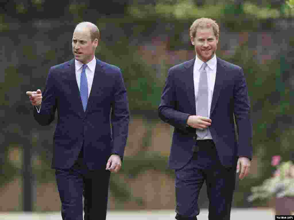 Os irmãos, príncipes William e Harry, chegam à inauguração da estátua que eles comissionaram para a sua mãe, Princesa Diana, no que teria sido o seu 60º aniversário. Palácio de Kensington, 1 de Julho 2021
