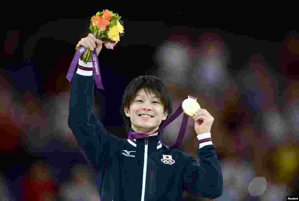 Kohei Uchimura iz Japana slavi svoju zlatnu medalju u pojedinačnom gimnastičkom natjecanju, 2. augusta 2012. 