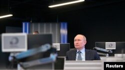 На фото: Президент Росії Володимир Путін у координаційному центрі уряду Росії у Москві. Квітень, 2021