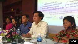 Tek Vannara, executive director of NGO Forum talked about the need of reform of public administrative service, July 14, 2017. (Hul Reaksmey/VOA Khmer)