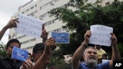 Clientes del Banco Continental en Honduras reclaman su dinero, luego que el gobierno decidió liquidarlo tras las acusaciones de EE.UU. contra la familia Rosenthal, propietaria de la entidad financiera.