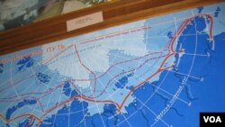 俄羅斯北極博物館中展示的一幅1980年繪製北極航道圖，以及服務北極航道的蘇聯破冰船隊照片。（美國之音白樺） 