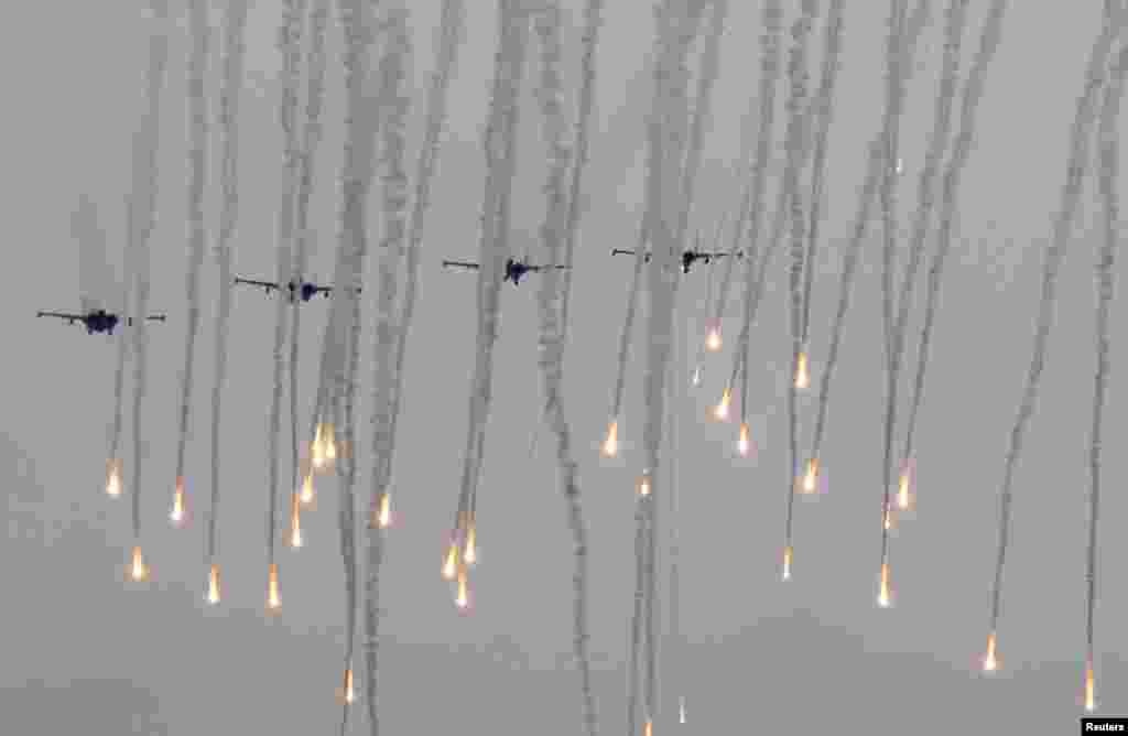 Fighter jets release flares during the Zapad 2017 war games at a range near the town of Borisov, Belarus.