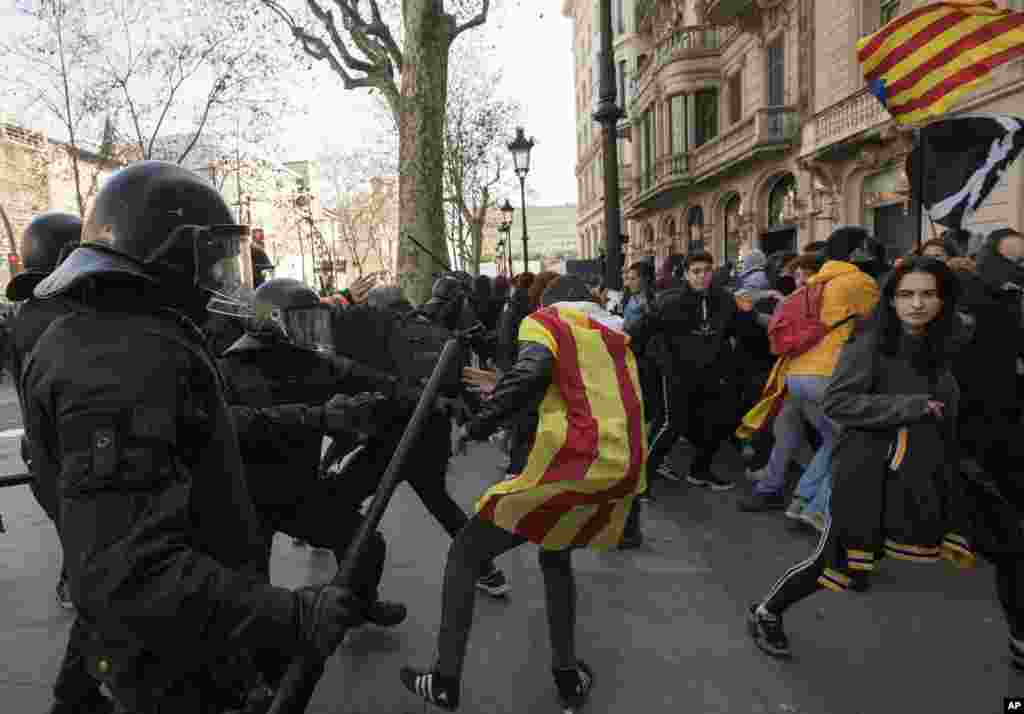 معترضان در ایالت کاتالونیا در کشور اسپانیا، اتوبان&zwnj;ها اصلی، مسیر حرکت قطارها و بعضی خیابان&zwnj;های شهر بارسلون را مسدود کردند.&nbsp;به گزارش آسوشیتدپرس، اعتصاب عمومی در رو پنج&zwnj;شنبه دوم اسفندماه از سوی یکی از نهادهای حامی استقلال کاتالونیا برنامه&zwnj;ریزی شده بود. 