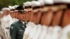 日本自衛隊儀仗隊在東京防衛省准備接受美國印太司令部司令菲利普•戴維森海軍上將的檢閱（2018年6月21日）