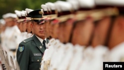 日本自卫队仪仗队在东京防卫省准备接受美国印太司令部司令菲利普·戴维森海军上将的检阅。（2018年6月21日）