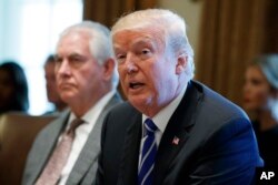 Državni sekretar Reks Tilerson sluša predsednika Donalda Trampa kako objavljue da će Sjedinjene Dražave proglasiti Severnu Koreju za državu koja sponzoriše terorizam, tokom sastanka kabineta u Beloj kući, 20. novembra 2017, u Vašingtonu.