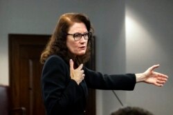 Jaksa Linda Dunikoski menyampaikan argumen penutup dalam sidang kasus pembunuhan Ahmaud Arbery di gedung Pengadilan Glynn County, Georgia, pada 22 November 2021. (Foto: Reuters/Stephen B. Morton)