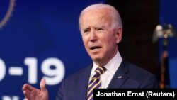 Presiden AS terpilih Joe Biden memberi komentar mengenai respons pemerintah terhadap pandemi virus corona di Wilmington, Delaware, AS, 29 Desember 2020.