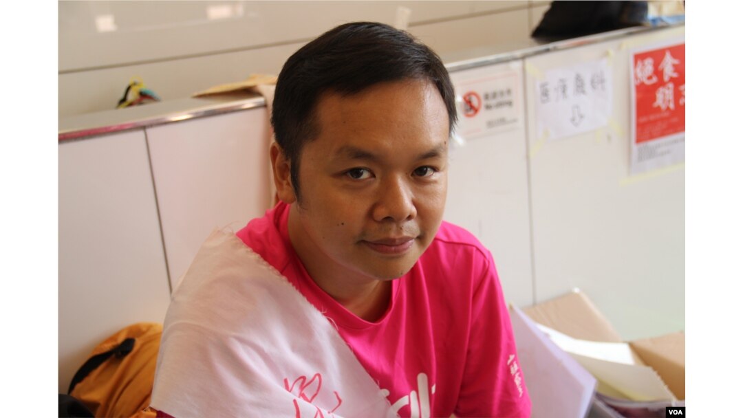 香港立法会外反送中绝食抗议者发言人陈凯兴 （美国之音申华拍摄）