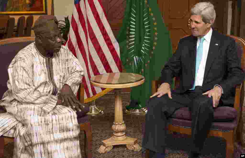 U.S. Sec. of State John Kerry, right, meets with Olusegun Obasanjo, chairman of the African Union&#39;s South Sudan Commission of Inquiry, in Addis Ababa, Ethiopia, May 2, 2014.&nbsp;