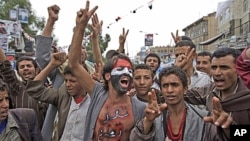 也门反政府示威者在6月1日的一次抗议中呼喊口号， 要求结束萨利赫总统的统治