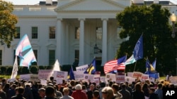 2018年10月22日，美國國家跨性別平等中心和人權運動組織在華盛頓白宮前舉行集會。