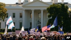 Pusat Kesetaraan Gender Nasional (NTCE) dan Kampanye Hak-hak Asasi Manusia berunjuk rasa di Pennsylvania Avenue di depan Gedung Putih di Washington, 22 Oktober 2018.
