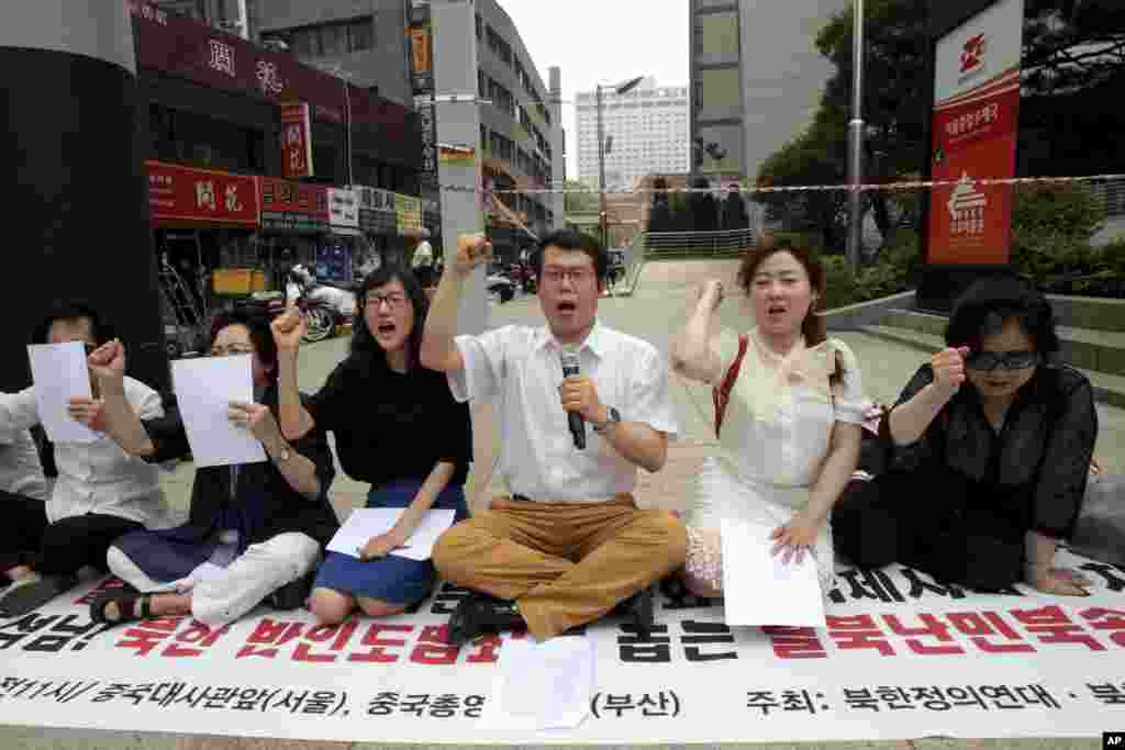 North Korean defectors and South Korean Christians protest near the Chinese Embassy in Seoul ahead of Chinese President Xi Jinping's visit to the city, June 2, 2014.