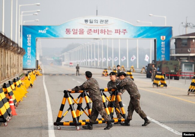 Binh sĩ dời những rào chắn trên Cầu Đại Thống nhất dẫn tới Nhà Hòa bình, địa điểm tổ chức hội nghị thượng đỉnh liên Triều, gần Khu Phi quân sự phân chia hai miền Triều Tiên, ở Paju, Hàn Quốc, ngày 27 tháng 4, 2018.