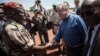 Le secrétaire général Antonio Guterres serre la main du préfet de Mbomou, à l'aéroport de Bangassou, en Centrafrique, le 25 octobre 2017.