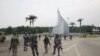 Patrouille de gendarmes gabonais sur la place de la démocratie à Libreville le 7 janvier 2018.