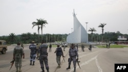 Des gendarmes gabonais patrouillent sur la place de la démocratie à Libreville le 7 janvier 2018, après une tentative de coup d'état. 