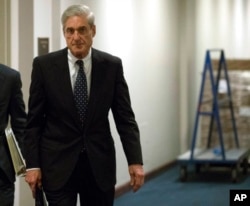 러시아의 미국 대선 개입 스캔들을 조사 중인 로버트 뮬러 특검이 지난해 6월 연방의원들과의 비공개 면담을 마친 후 의사당을 떠나고 있다.