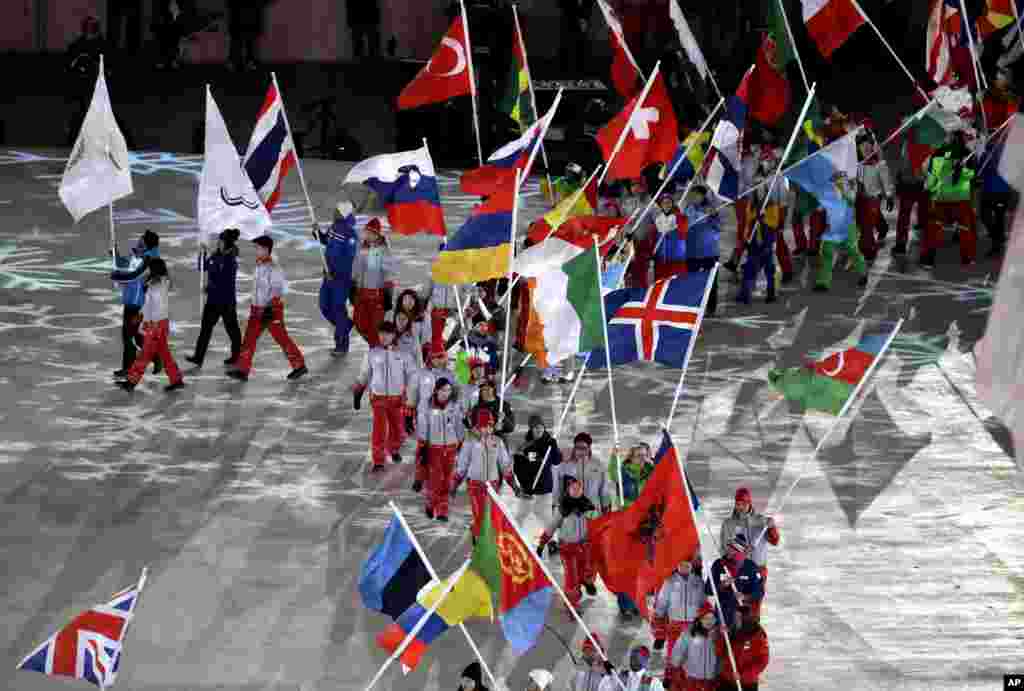 平昌冬奧會閉幕式上，各國選手混合入場，各國國旗飄飄。
