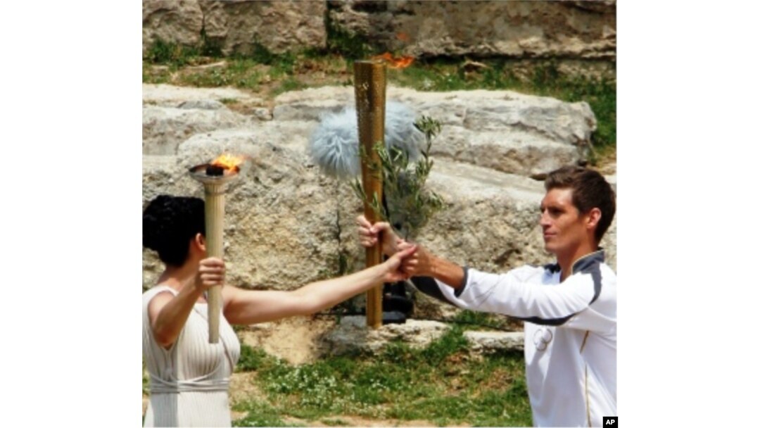 Gretsiyadagi ko'hna Olimpiya maydonida 2012-yilgi London Olimpiadasi uchun mash'ala yoqilmoqda.