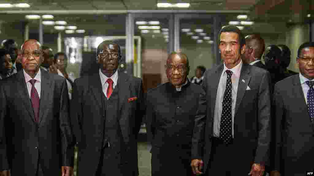 Le président sud-africain Jacob Zuma (G), le président zimbabwéen Robert Mugabe (2e à partir de la G), Premier ministre du Lesotho Tom Thabane (C) et le président du Botswana Ian Khama (2e à partir de la D) posent pour une photo de groupe après une réunion d&#39;urgence sur la situation actuelle au Lesotho le 15 Septembre 2014, à Pretoria, Afrique du Sud. AFP PHOTO 