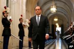 ປະທານາທິບໍດີ ຝຣັ່ງ ທ່ານ Francois Hollande ກຳລັງມາເຖິງ ທຳນຽບ Versailles ເພື່ອກ່າວຄຳປາໄສ.