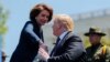 Presiden AS Donald Trump berjabat tangan dengan Ketua DPR Nancy Pelosi ketika mereka menghadiri Layanan Peringatan Perwira Perdamaian Nasional Tahunan ke-38 di Capitol Hill di Washington, AS, 15 Mei 2019. (Foto: Reuters/Carlos Barria)