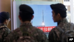 Binh sĩ Hàn Quốc xem tin tức truyền hình về vụ phóng hoả tiễn của Bắc Triều Tiên tại nhà ga xe lửa ở Seoul, ngày 7/2/2016.