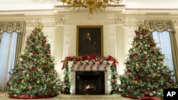 The State Dining Room of the White House is decorated for the holiday season during a press preview of the White House holiday decorations, on Monday, Nov. 29, 2021, in Washington. (AP Photo/Evan Vucci)