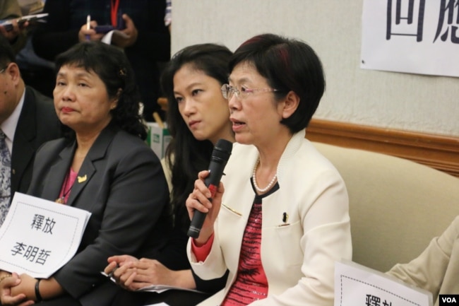 立法委员尤美女(右)在记者会上发言(美国之音杨明拍摄)