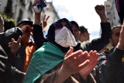 Des Algériens crient des slogans lors d'une manifestation anti-gouvernementale dans la capitale Alger, le 23 avril 2021.