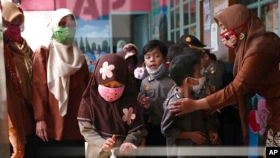 Anak-anak Taman Kanak-kanak diajar untuk menggunakan penyanitasi tangan di Jakarta (foto: ilustrasi).