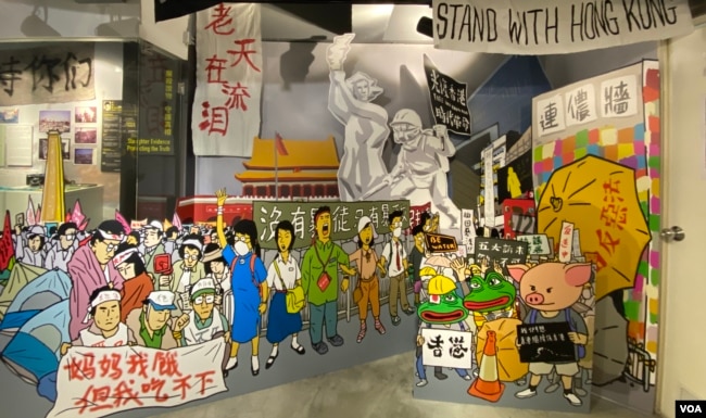 香港政治漫画家尊子绘画有关北京八九民运与香港反送中运动的作品，在支联会六四纪念馆展出（美国之音/汤惠芸）