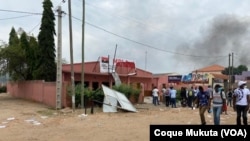 Sede do comité do MPLA no Benfica, Luanda, em chamas