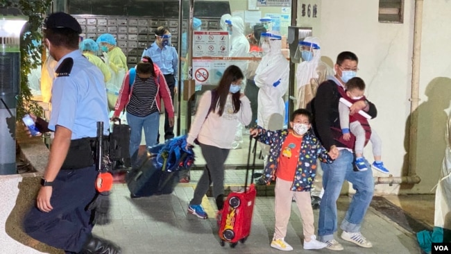 香港九龙湾丽晶花园居民紧急撤离到检疫中心。 (2020年12月10日）（美国之音/汤惠芸）