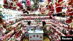 2018年12月17日，中国浙江省义乌市义乌批发市场的一个销售圣诞产品的商店